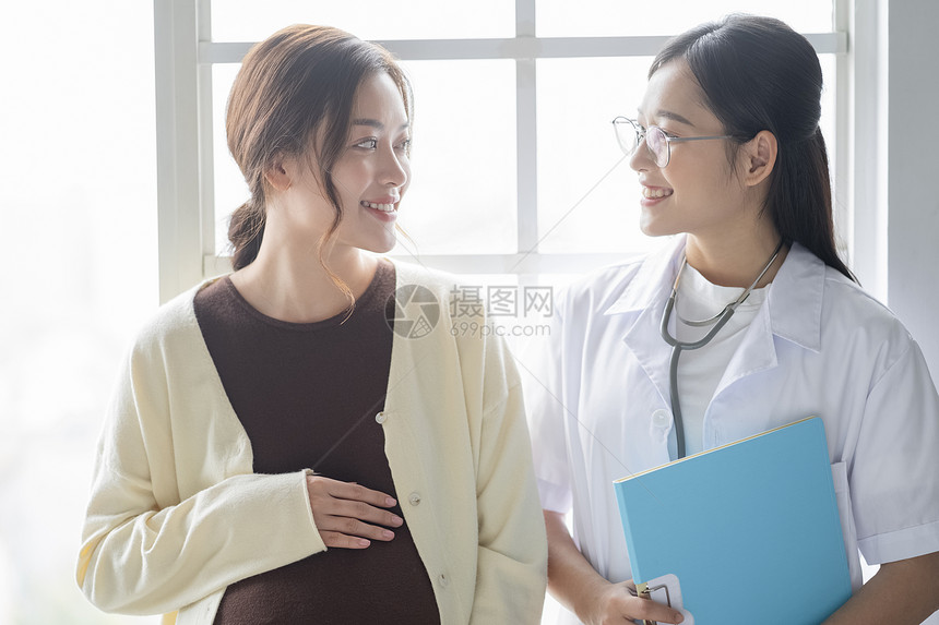 年轻的孕妇与护士图片