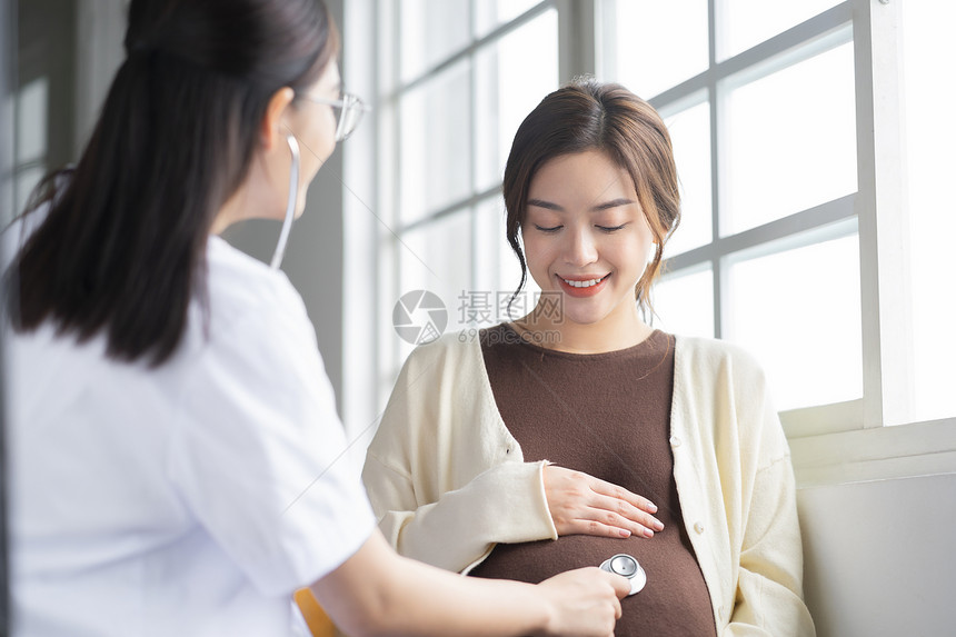 青年女性的惬意居家生活图片