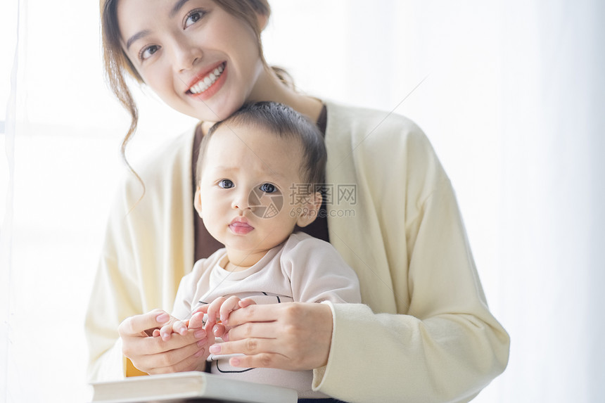 青年宝马居家休闲生活图片