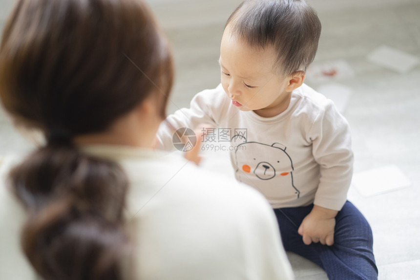 青年妈咪居家生活图片