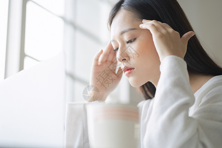 青年女性居家办公和生活图片