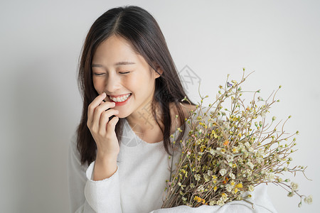 青年女性居家办公和生活图片