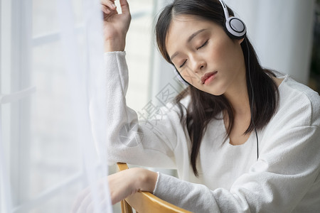 音乐鉴赏论文青年女性居家办公和生活背景