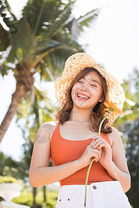 户外度假旅游的年轻女子图片