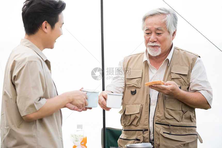 享受户外活动露营野餐的老人和年轻人图片