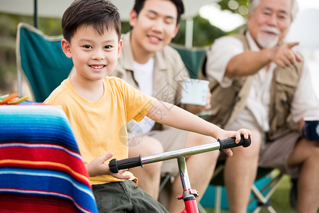 户外活动开心的小男孩图片