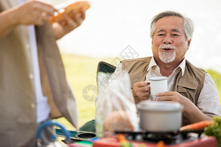 享受户外露营的老年人图片