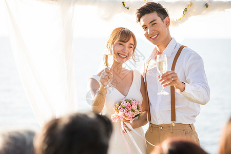 浪漫海边举行婚礼的新娘新郎高清图片
