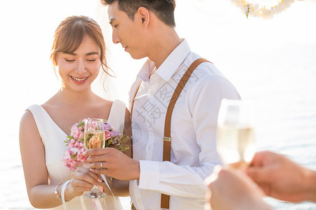 男人们干杯嘉年华浪漫度假婚礼图片