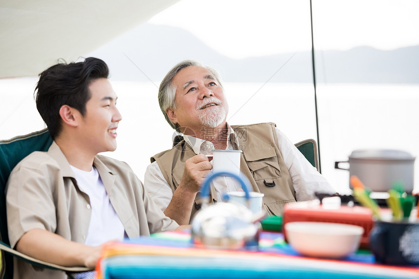 室外放松的幸福享受户外活动的老人和年轻人图片