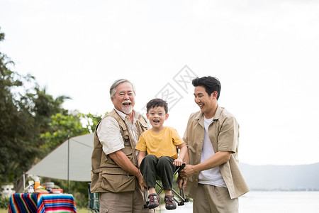 小学生旅游旅行者三代家庭享受户外活动图片