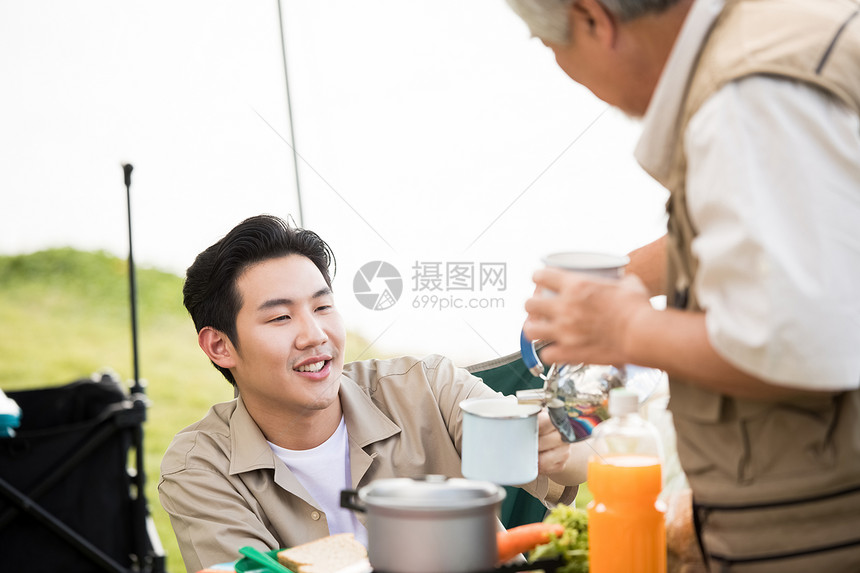 孩子男人饮食享受户外活动的老人和年轻人图片