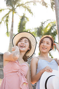 旅途户外两个人年轻妇女享受度假之旅图片