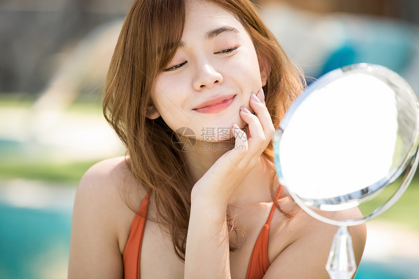 干净医美年轻女子户外女美丽形象图片