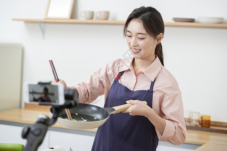 准备拍摄美食的短视频团队背景图片