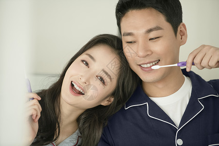 早起刷牙的新婚夫妇背景图片