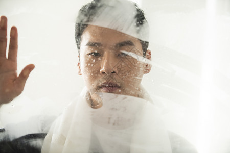 成年男子擦浴室的水雾背景图片