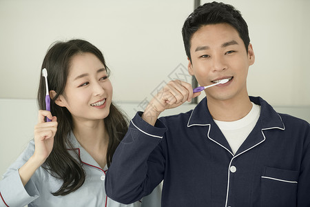 一起刷牙洗漱的新婚夫妇背景图片