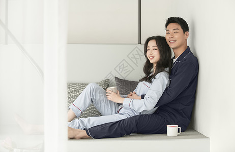 周末沙发上放松的年轻夫妇背景图片