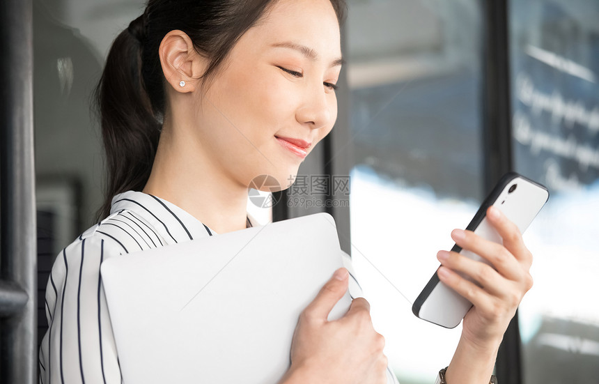 二十多岁单人年轻女女人商务咖啡馆图片