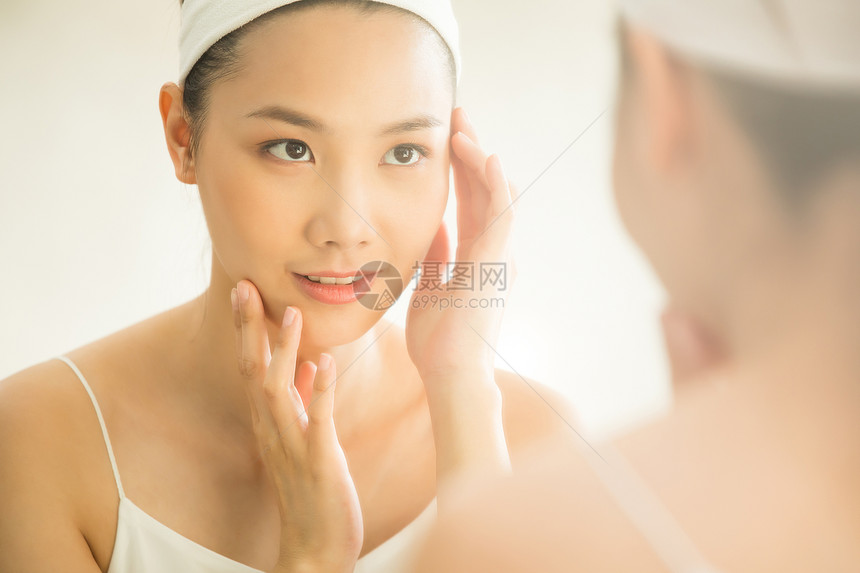 女性照镜子护肤美容图片