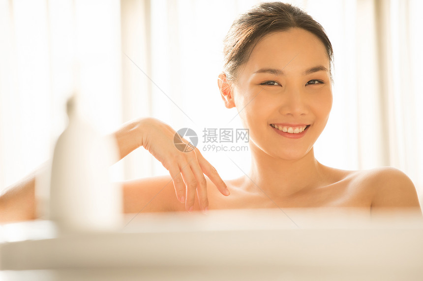 浴缸泡澡放松的年轻女子图片