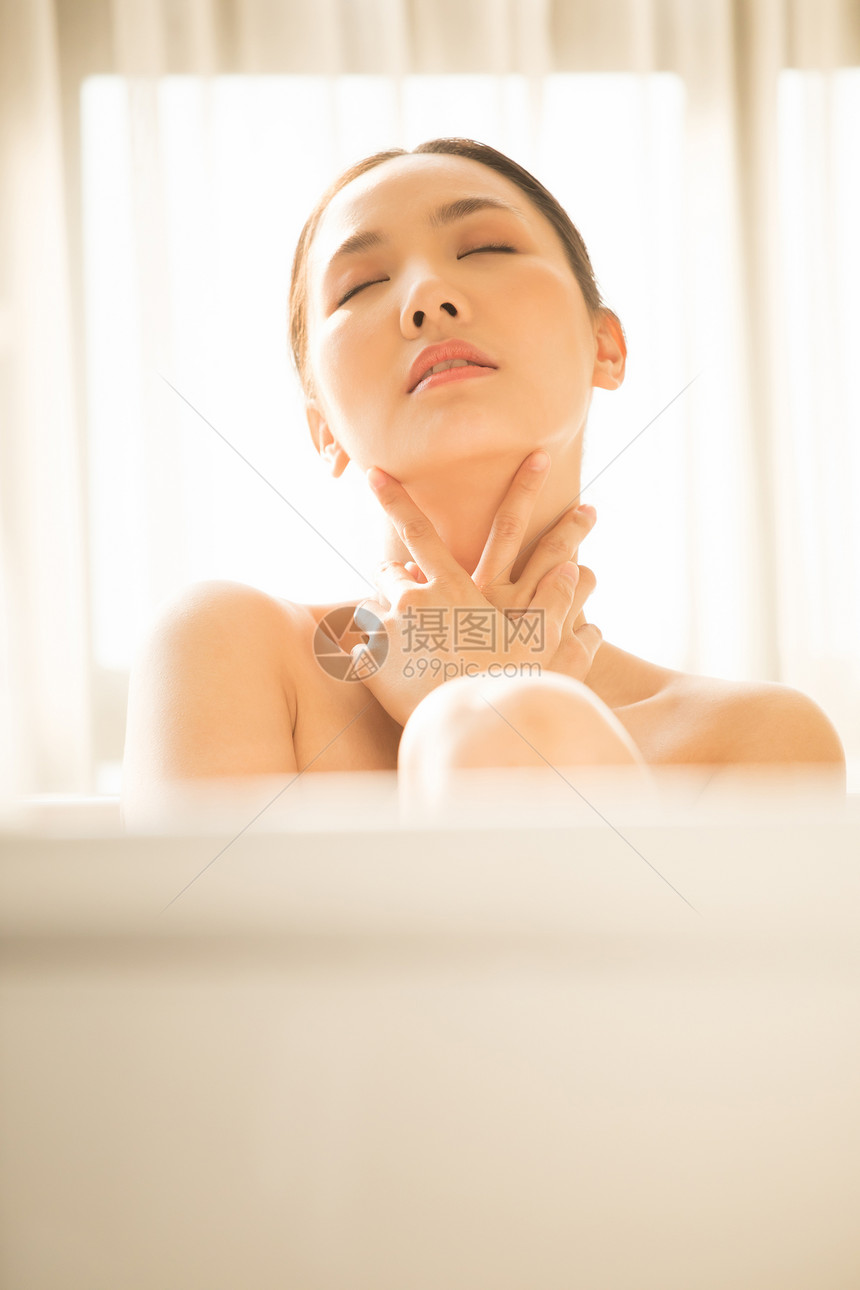 美女浴缸里泡澡放松图片