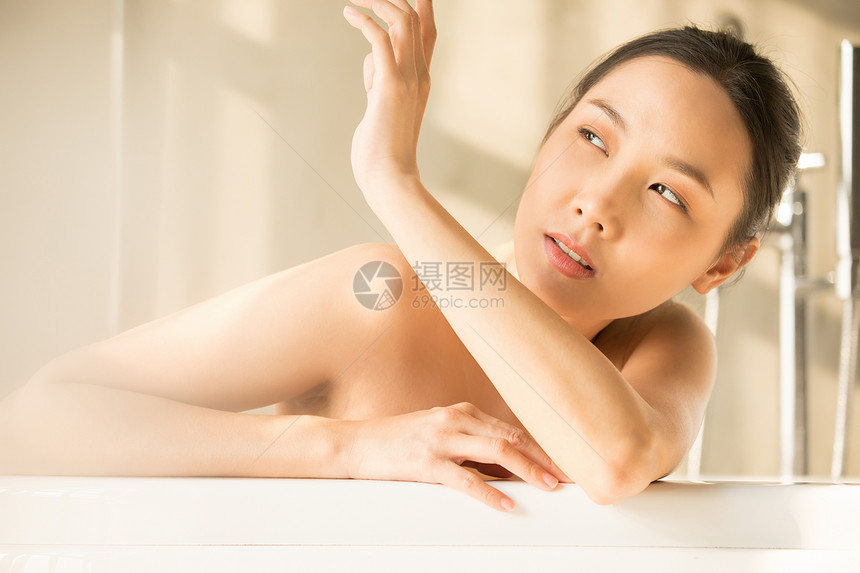 美女浴缸里泡澡放松图片
