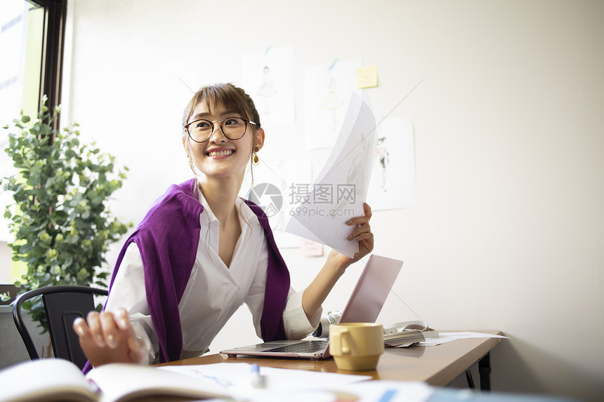 在家办公的女设计师图片