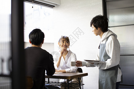 咖啡馆给客人上咖啡的店员员工高清图片素材