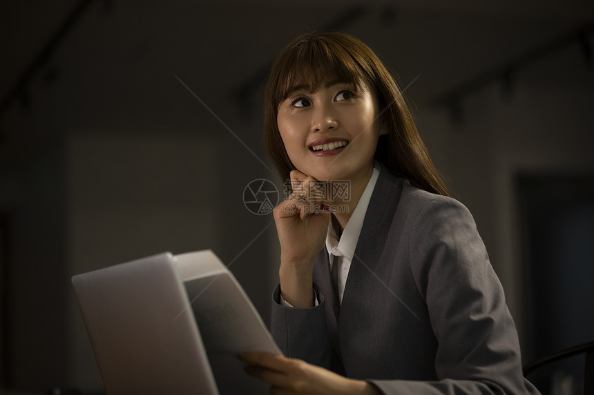 在办公室工作的职场女性图片