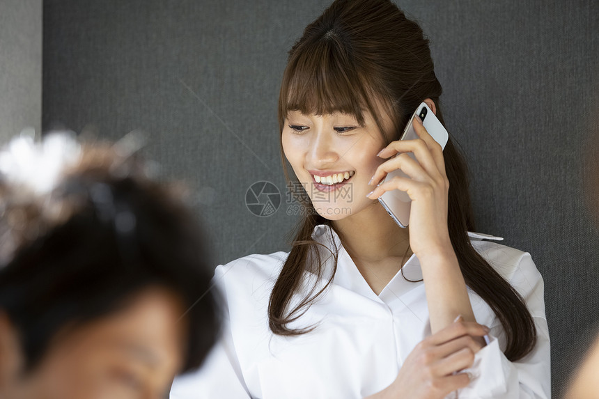 在公司打电话的女人图片