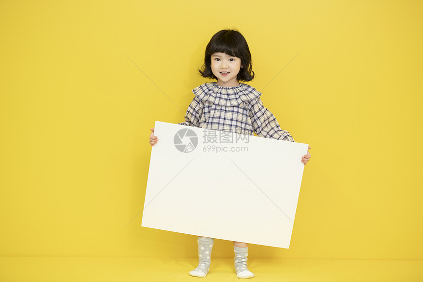 活泼可爱的幼儿园小朋友拿着画板图片