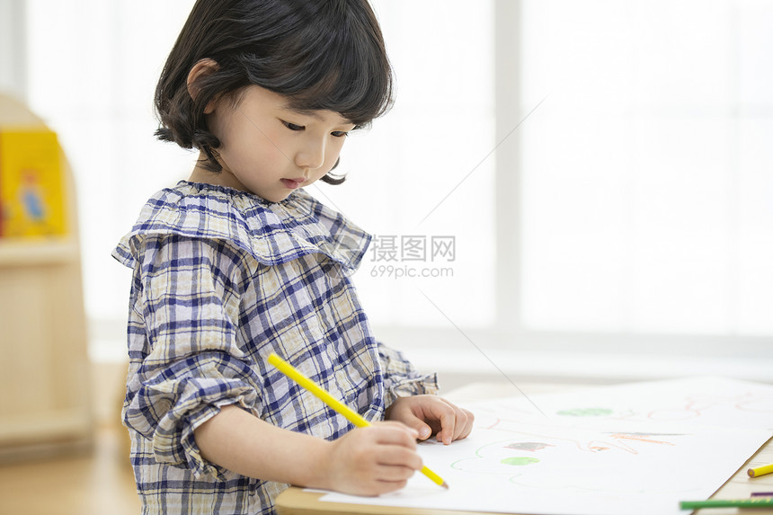 活泼可爱的幼儿园小朋友开心画画图片