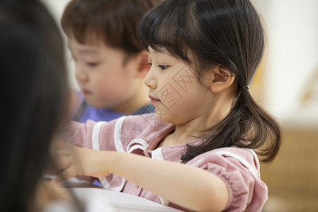 幼儿园的小女孩图片