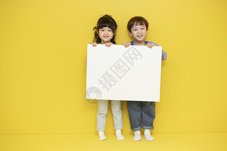 两个小孩举着画纸图片