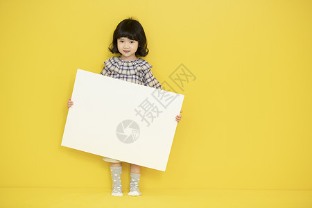 活泼可爱的幼儿园小女孩拿着画纸图片