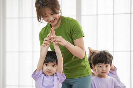 女老师教小朋友练瑜伽舒展身体图片
