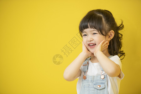 活泼可爱的幼儿园小女孩幸福高清图片素材