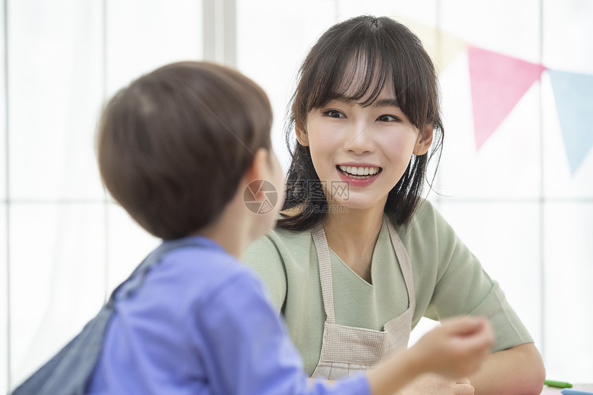 可爱的小女孩形象图片