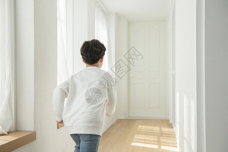 走廊奔跑的小男孩背影图片