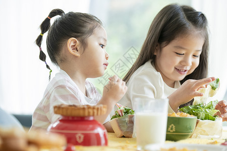 用餐吃饭的小女孩图片