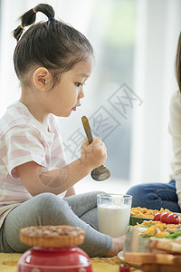 可爱的小女孩拿着勺子图片