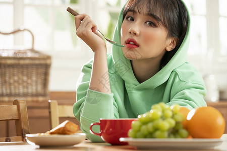 吃早餐的年轻女子图片