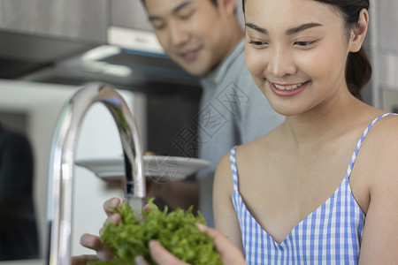 年轻的男人和女人做饭图片