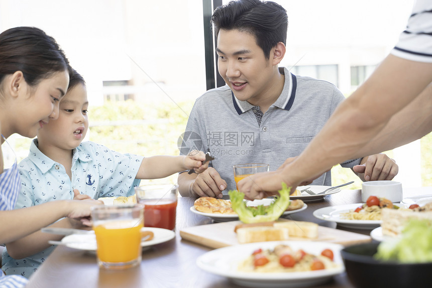 一家三口吃早餐图片