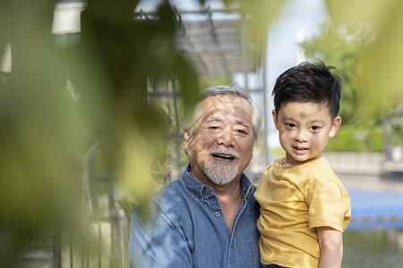 老人和男孩散步图片