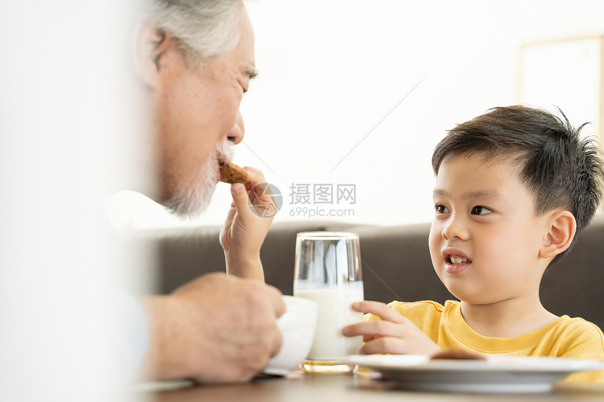 孙子拿着饼干喂祖父图片