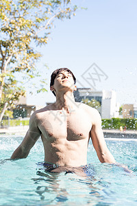 泳池里的阳光青年男子图片