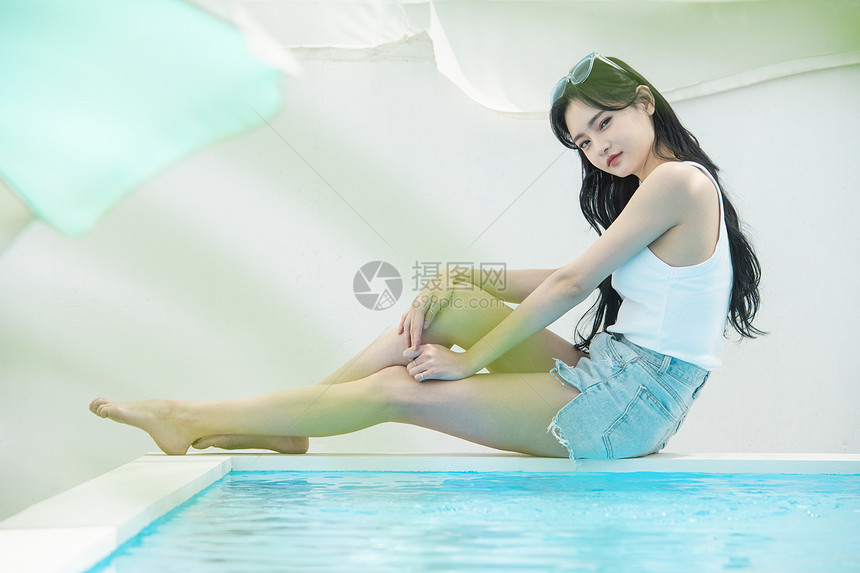坐在泳池边的夏日美女图片